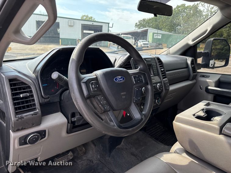 image for item ED2230 2019 Ford F350 Super Duty Crew Cab flatbed pickup truck