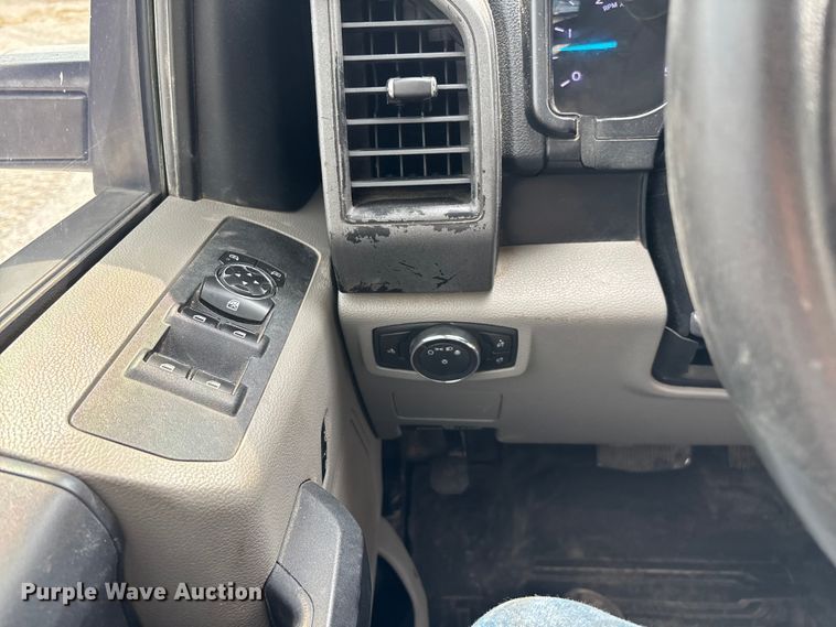 image for item ED2230 2019 Ford F350 Super Duty Crew Cab flatbed pickup truck