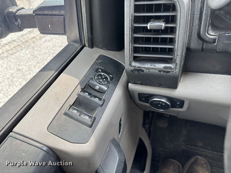 image for item ED2230 2019 Ford F350 Super Duty Crew Cab flatbed pickup truck