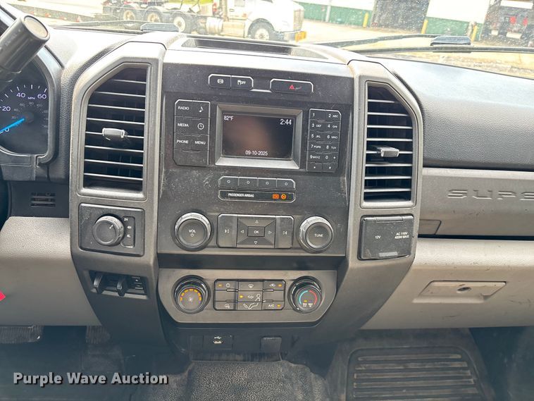 image for item ED2230 2019 Ford F350 Super Duty Crew Cab flatbed pickup truck