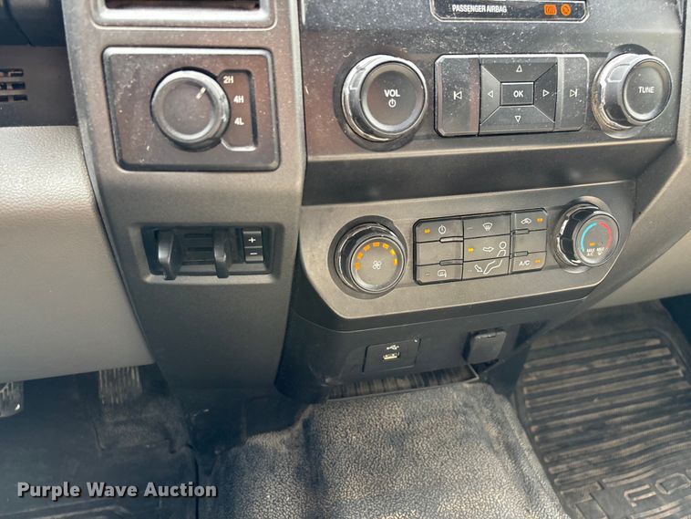 image for item ED2230 2019 Ford F350 Super Duty Crew Cab flatbed pickup truck