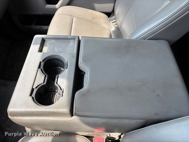 image for item ED2230 2019 Ford F350 Super Duty Crew Cab flatbed pickup truck