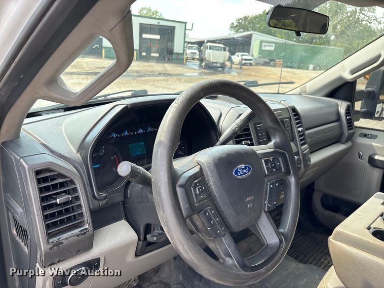 image for item ED2230 2019 Ford F350 Super Duty Crew Cab flatbed pickup truck