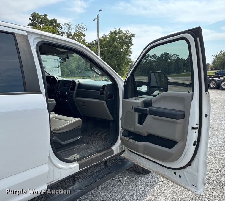 image for item ED2230 2019 Ford F350 Super Duty Crew Cab flatbed pickup truck