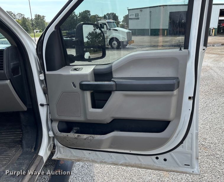 image for item ED2230 2019 Ford F350 Super Duty Crew Cab flatbed pickup truck