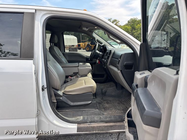 image for item ED2230 2019 Ford F350 Super Duty Crew Cab flatbed pickup truck