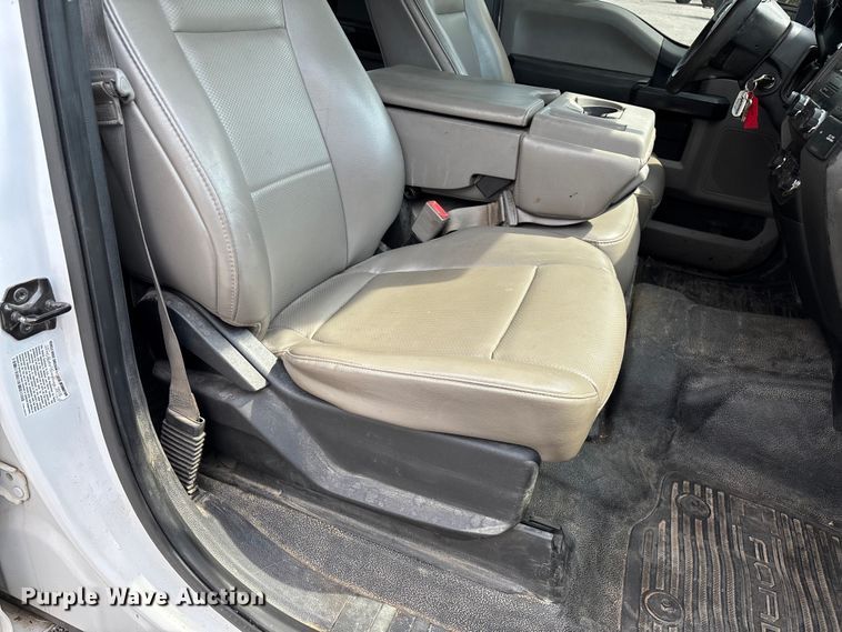 image for item ED2230 2019 Ford F350 Super Duty Crew Cab flatbed pickup truck