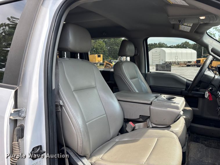 image for item ED2230 2019 Ford F350 Super Duty Crew Cab flatbed pickup truck