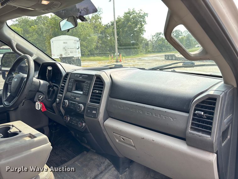 image for item ED2230 2019 Ford F350 Super Duty Crew Cab flatbed pickup truck