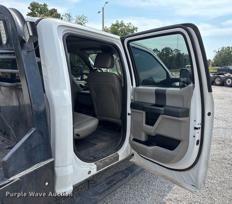 image for item ED2230 2019 Ford F350 Super Duty Crew Cab flatbed pickup truck