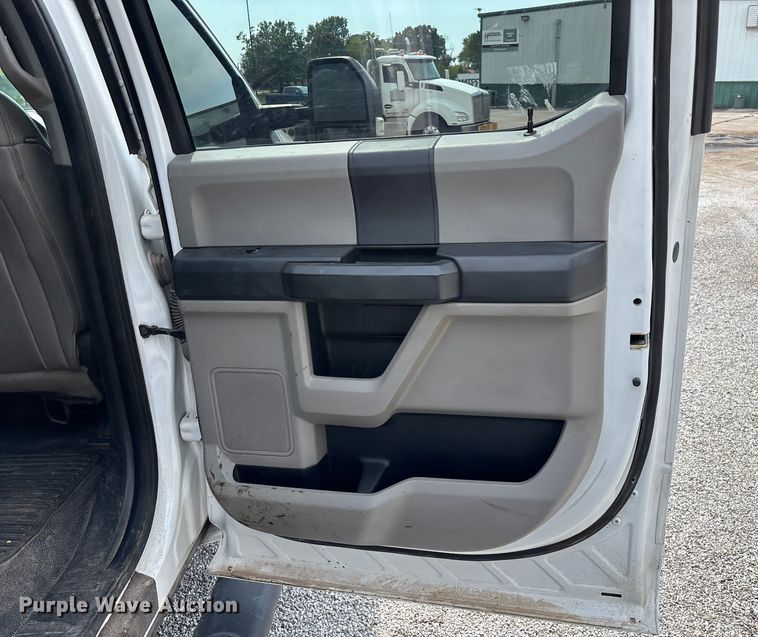 image for item ED2230 2019 Ford F350 Super Duty Crew Cab flatbed pickup truck