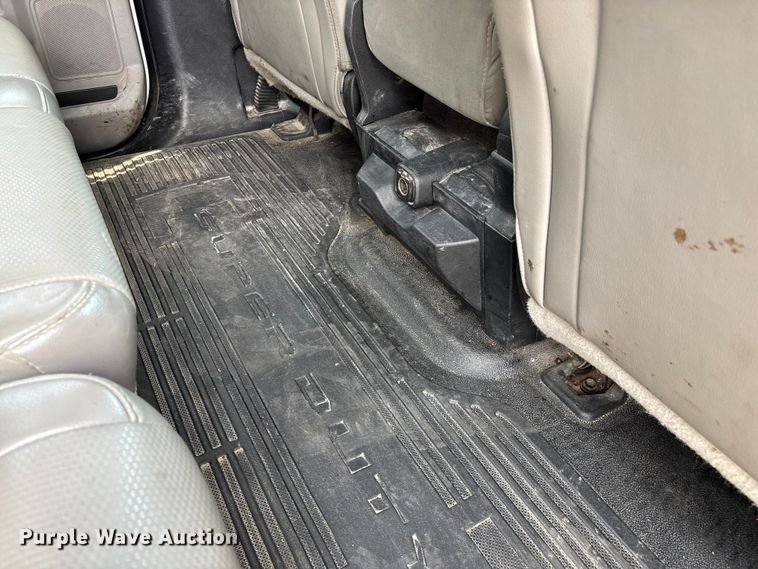 image for item ED2230 2019 Ford F350 Super Duty Crew Cab flatbed pickup truck