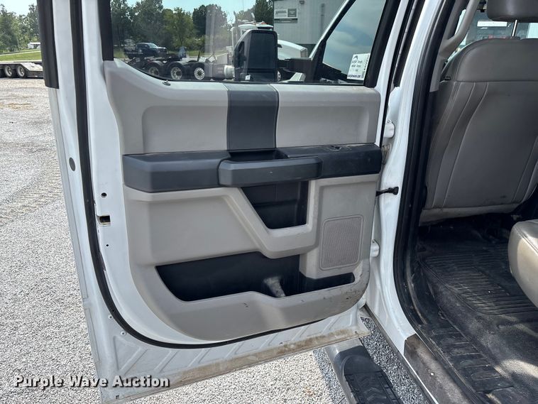 image for item ED2230 2019 Ford F350 Super Duty Crew Cab flatbed pickup truck