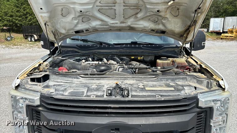 image for item ED2230 2019 Ford F350 Super Duty Crew Cab flatbed pickup truck