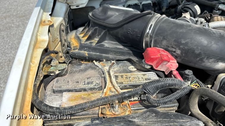 image for item ED2230 2019 Ford F350 Super Duty Crew Cab flatbed pickup truck