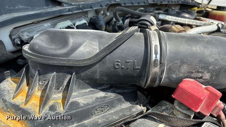 image for item ED2230 2019 Ford F350 Super Duty Crew Cab flatbed pickup truck