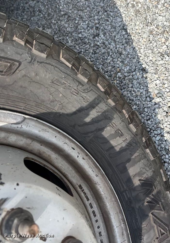 image for item ED2230 2019 Ford F350 Super Duty Crew Cab flatbed pickup truck