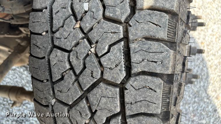 image for item ED2230 2019 Ford F350 Super Duty Crew Cab flatbed pickup truck