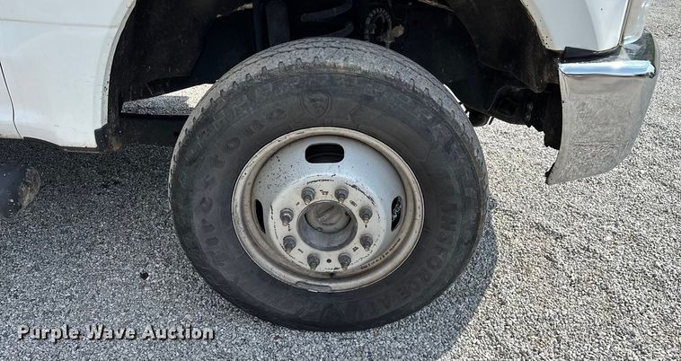 image for item ED2230 2019 Ford F350 Super Duty Crew Cab flatbed pickup truck