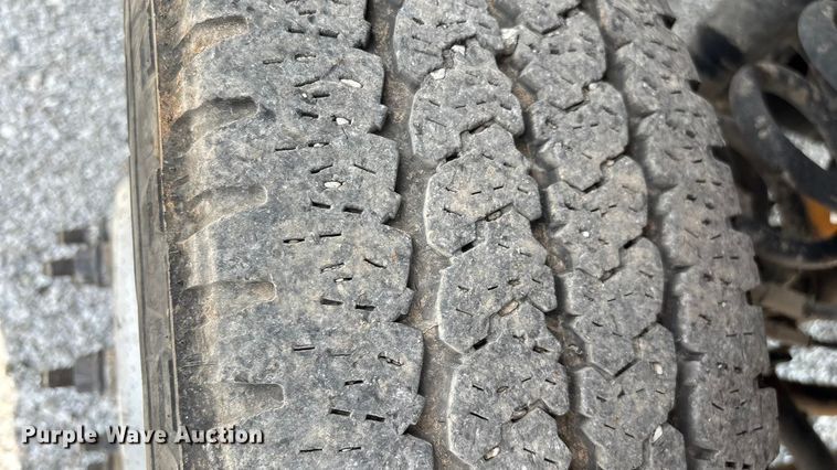 image for item ED2230 2019 Ford F350 Super Duty Crew Cab flatbed pickup truck