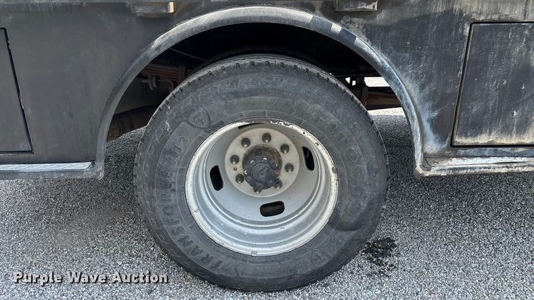 image for item ED2230 2019 Ford F350 Super Duty Crew Cab flatbed pickup truck