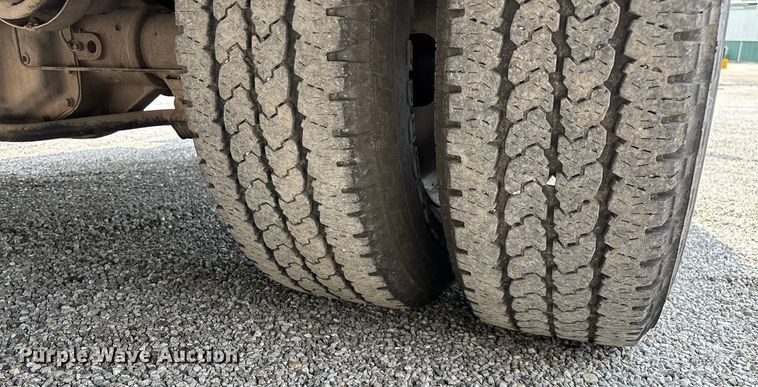 image for item ED2230 2019 Ford F350 Super Duty Crew Cab flatbed pickup truck