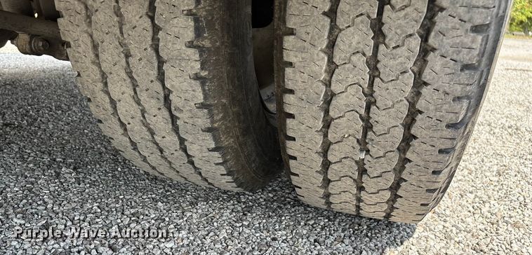 image for item ED2230 2019 Ford F350 Super Duty Crew Cab flatbed pickup truck