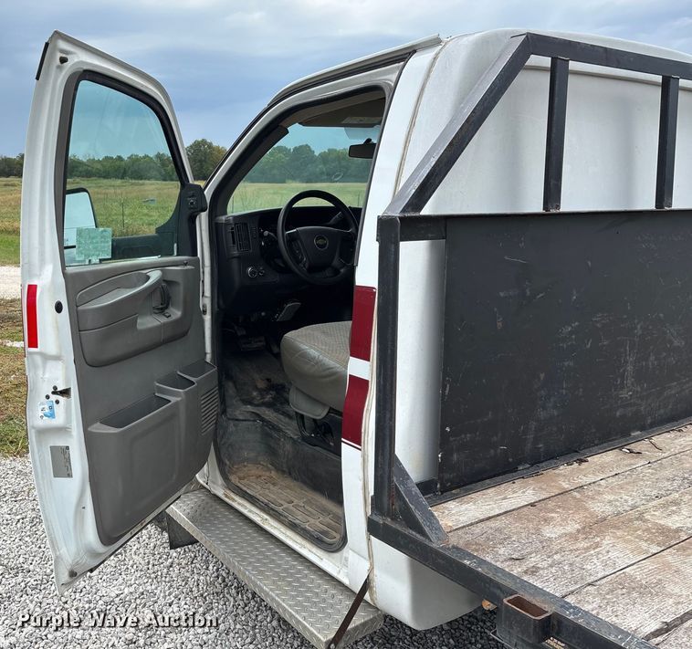 image for item ED2288 2012 Chevrolet Express 4500 flatbed van