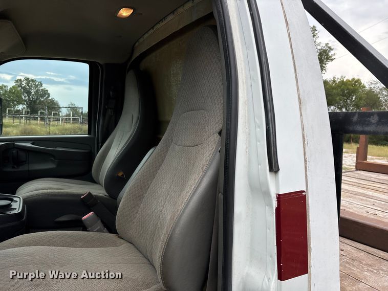 image for item ED2288 2012 Chevrolet Express 4500 flatbed van