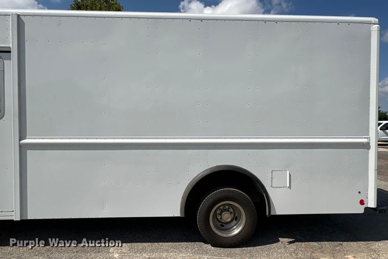 image for item ED5900 2016 Ford 450 delivery van