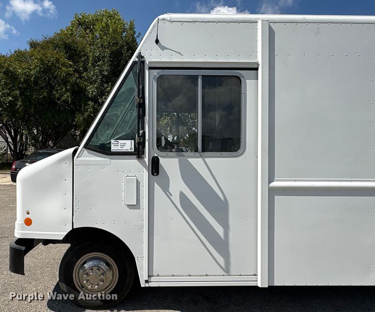 image for item ED5900 2016 Ford 450 delivery van