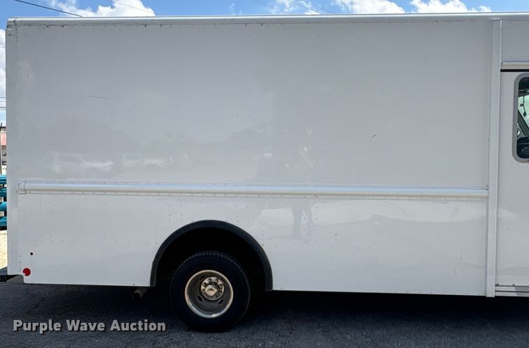 image for item ED5900 2016 Ford 450 delivery van