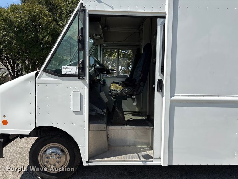 image for item ED5900 2016 Ford 450 delivery van