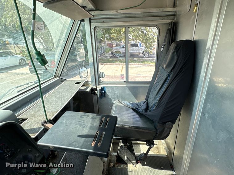 image for item ED5900 2016 Ford 450 delivery van