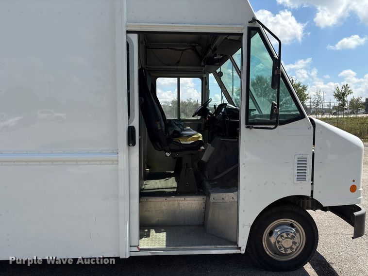 image for item ED5900 2016 Ford 450 delivery van