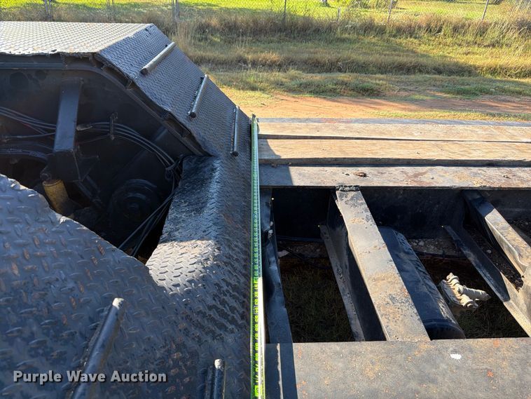 image for item ED5937 2007 XL Specialized lowboy equipment trailer