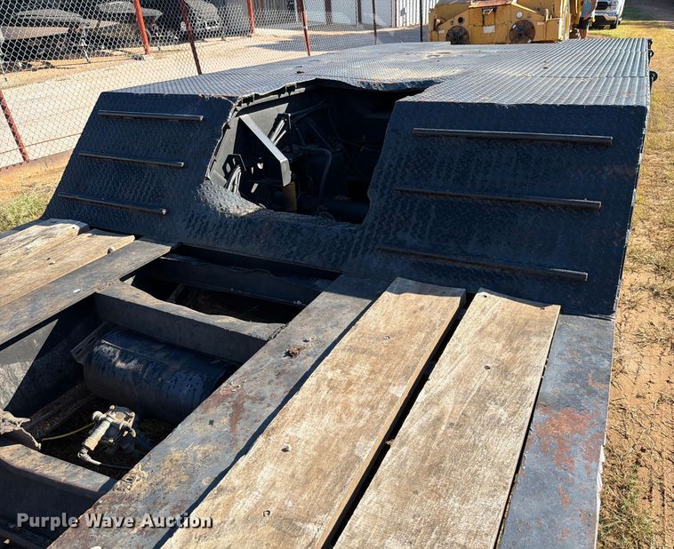 image for item ED5937 2007 XL Specialized lowboy equipment trailer