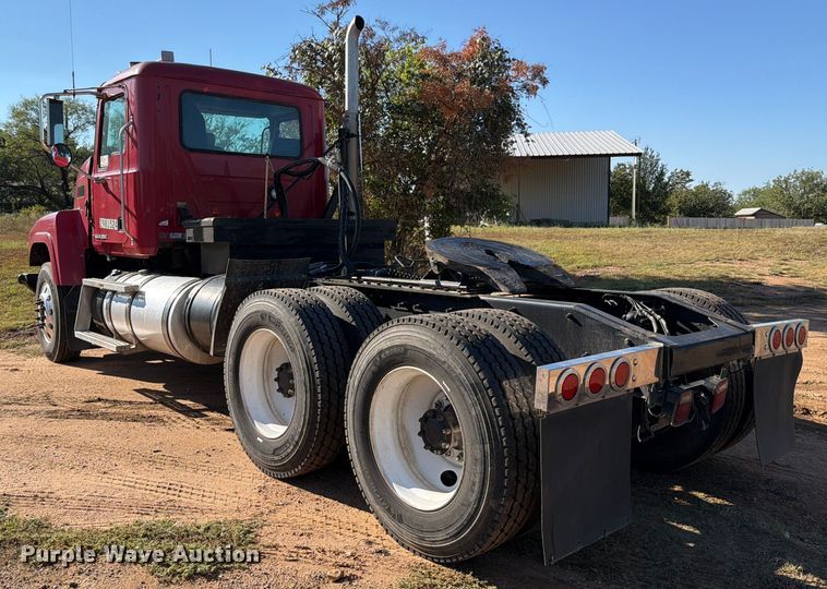 image for item ED5938 2012 Mack CHU613 semi truck