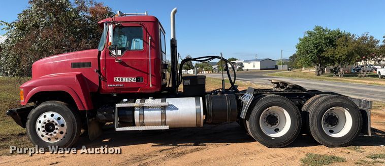 image for item ED5938 2012 Mack CHU613 semi truck