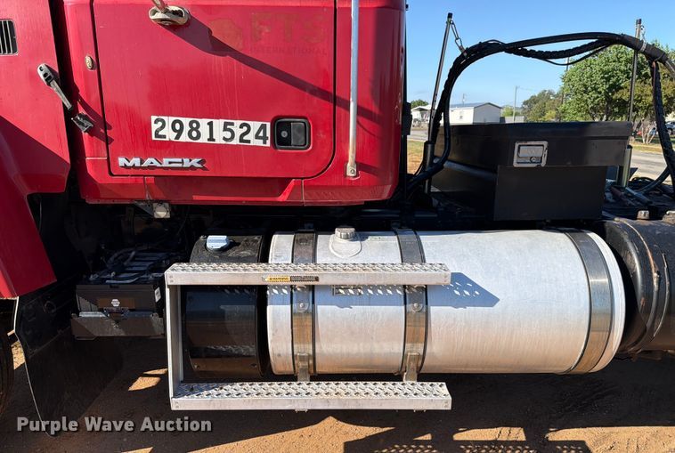 image for item ED5938 2012 Mack CHU613 semi truck