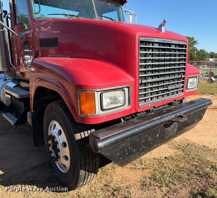 image for item ED5938 2012 Mack CHU613 semi truck