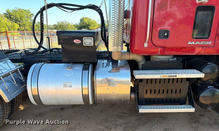 image for item ED5938 2012 Mack CHU613 semi truck