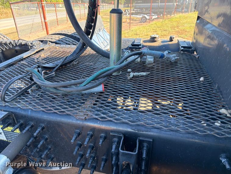 image for item ED5938 2012 Mack CHU613 semi truck