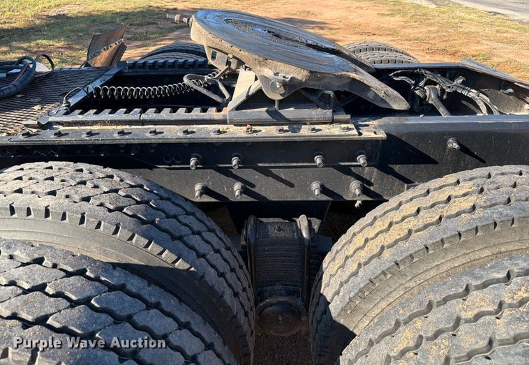 image for item ED5938 2012 Mack CHU613 semi truck