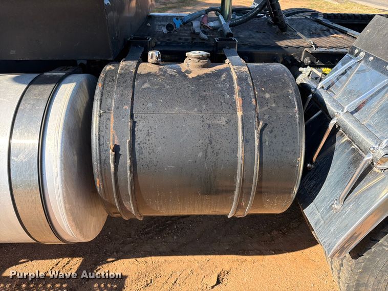 image for item ED5938 2012 Mack CHU613 semi truck