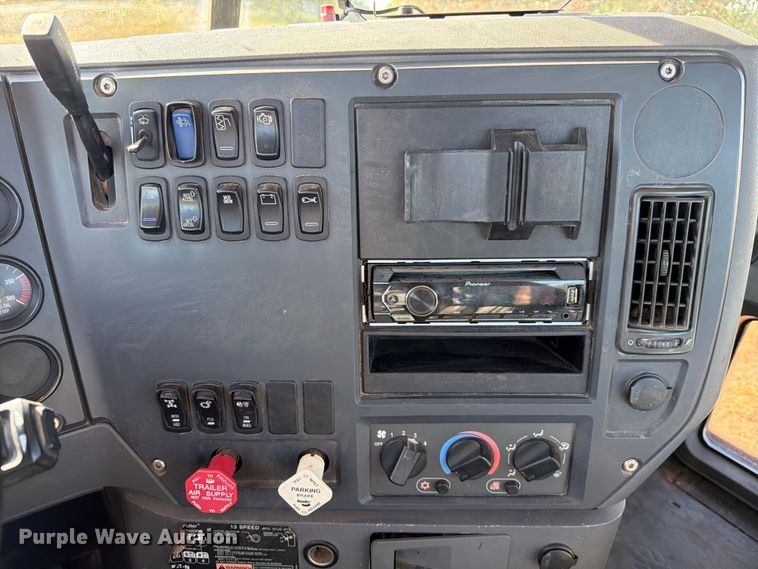 image for item ED5938 2012 Mack CHU613 semi truck