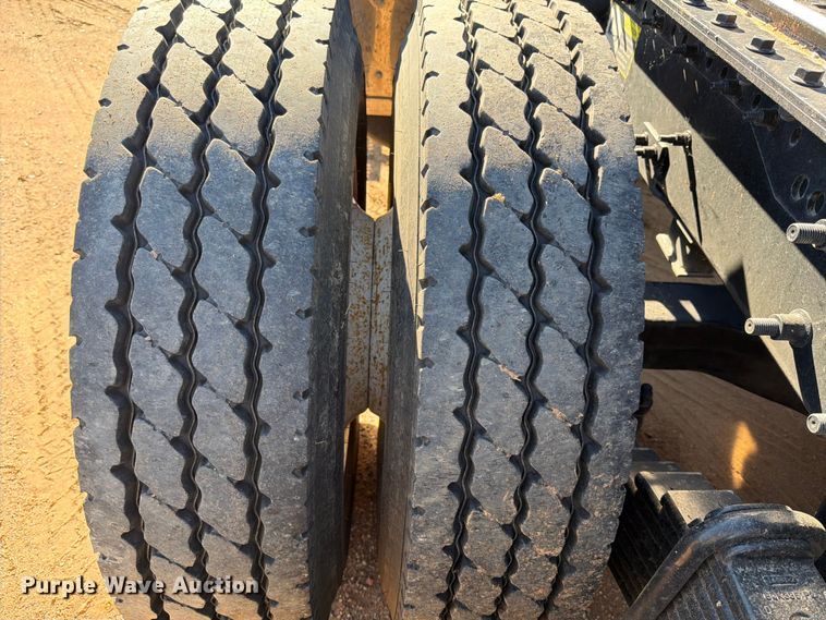 image for item ED5938 2012 Mack CHU613 semi truck