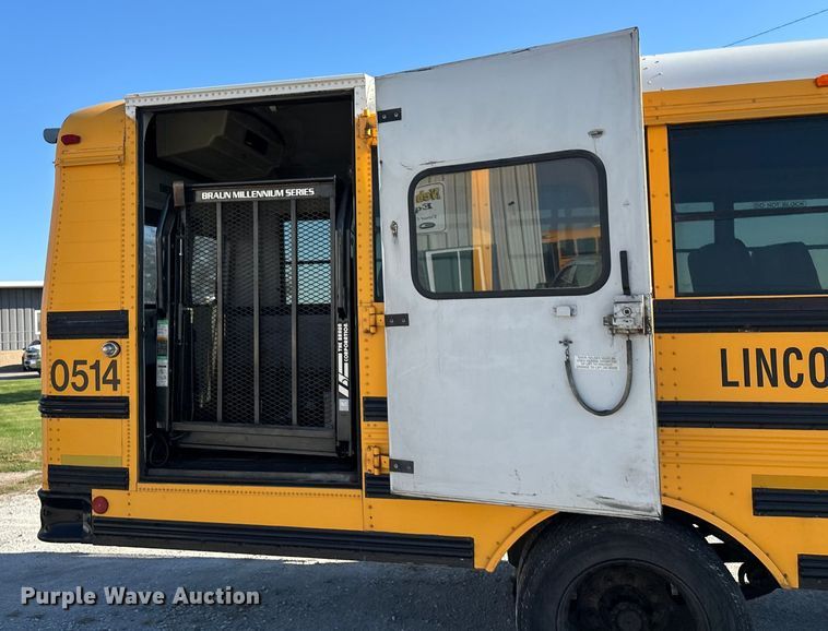 image for item EE4076 2005 Thomas FS65 school bus