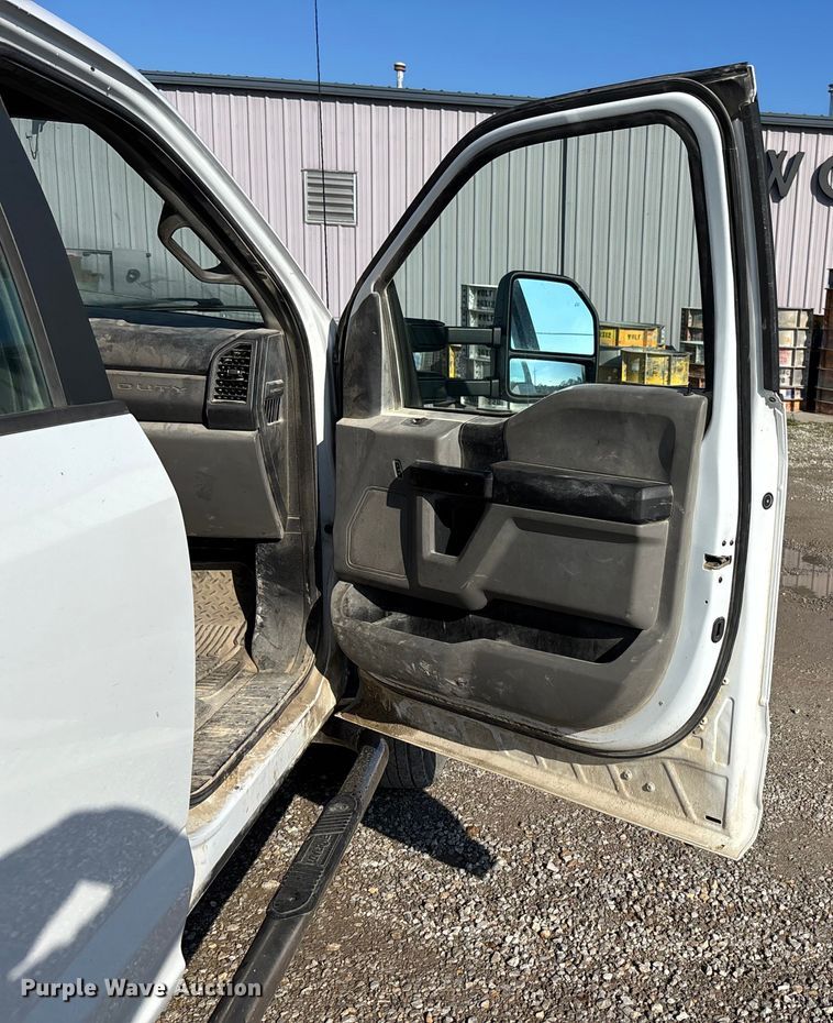 image for item EE4324 2017 Ford F450 Super Duty Crew Cab utility / service truck