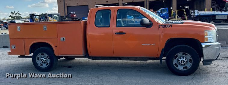 image for item EF2233 2011 Chevrolet Silverado 2500HD Ext. Cab utility bed pickup truck